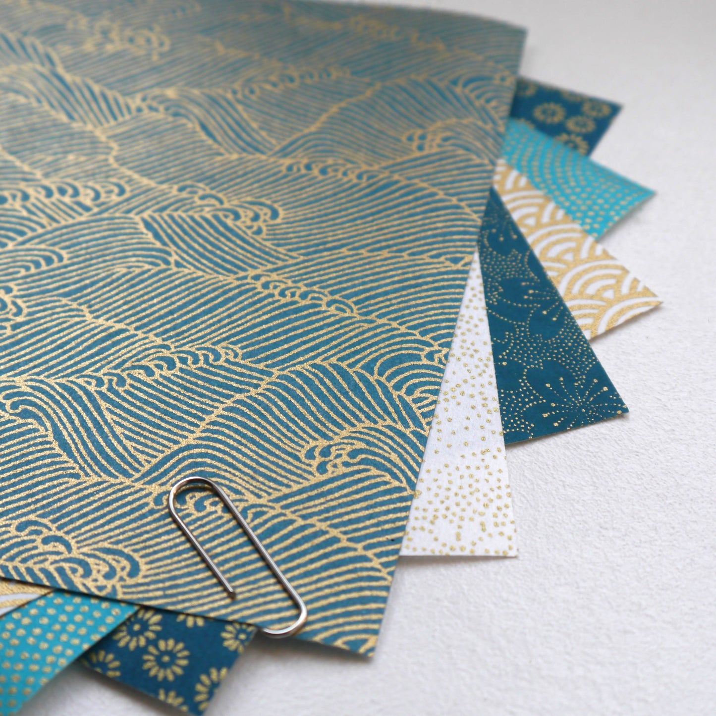 Kit of 7 Japanese origami papers - "Peacock" - Duck blue, white, gold