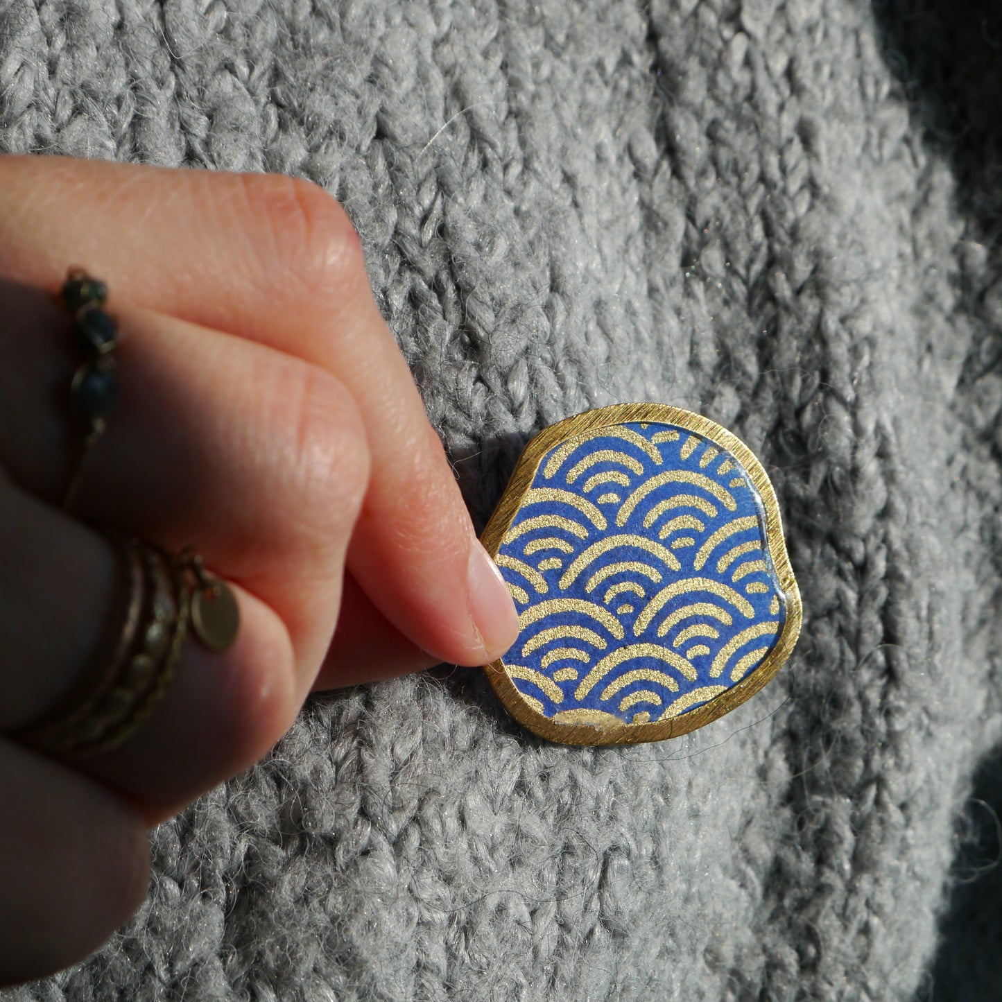 Broche en papier japonais - Vagues dorées