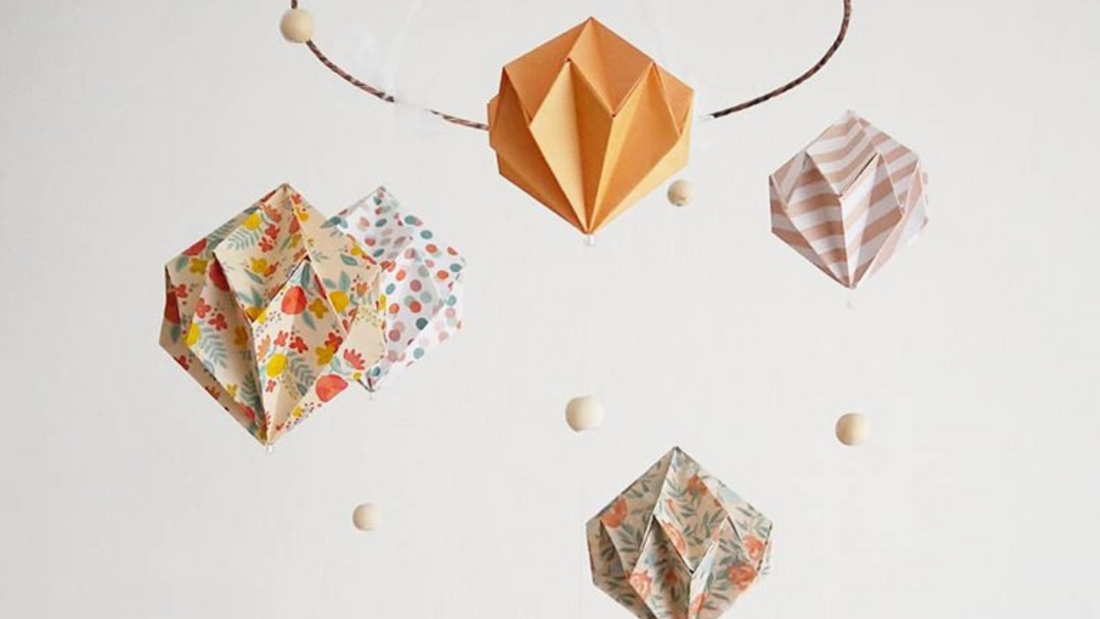 Idée déco - Les 3 raisons d'adopter un mobile en origami fait-main pour la chambre de votre bébé
