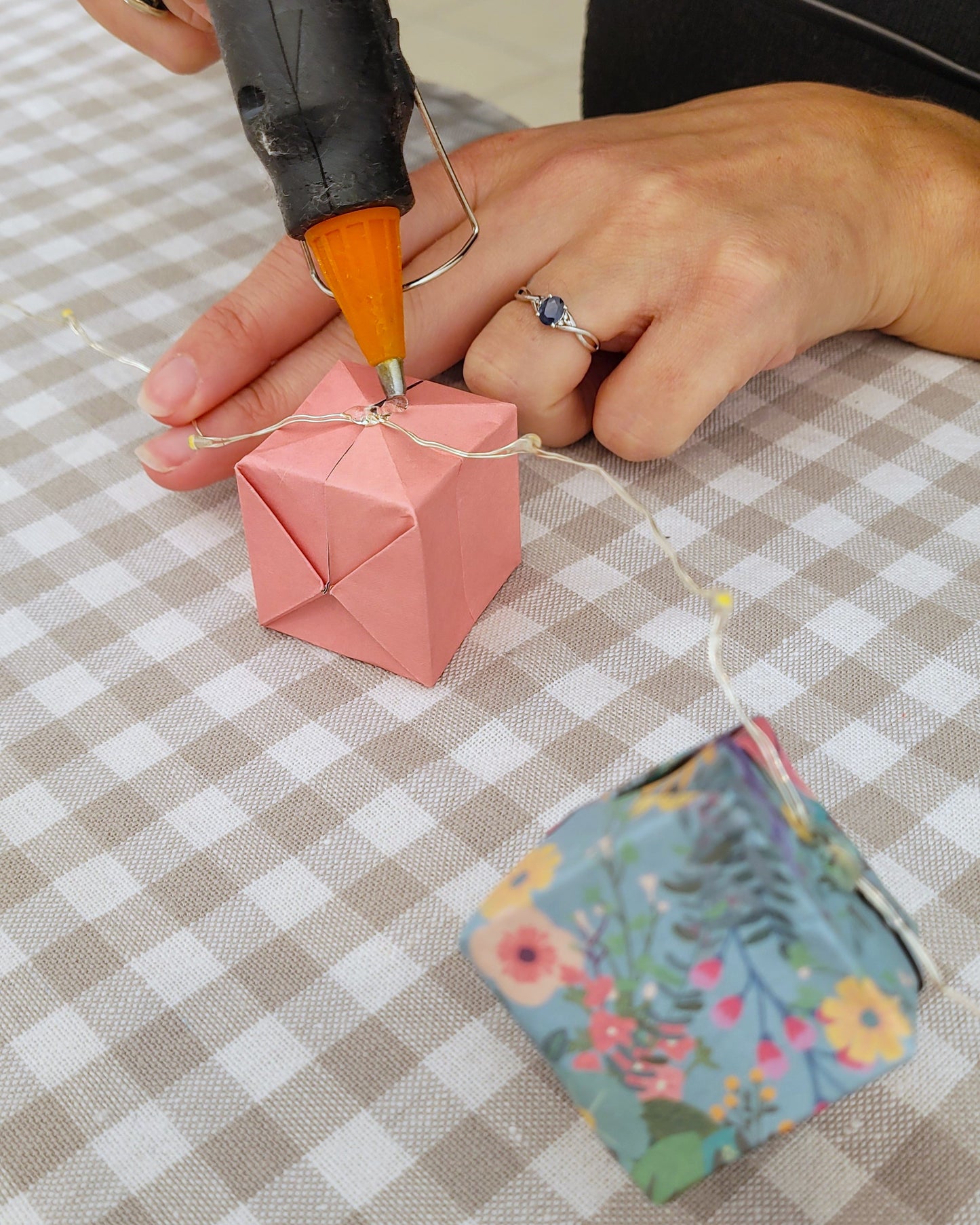 Workshop - Creation of a light garland under a glass bell