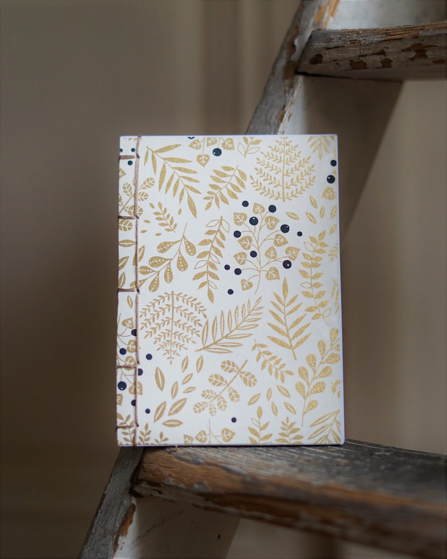 Small Japanese notebook - White/gold berries