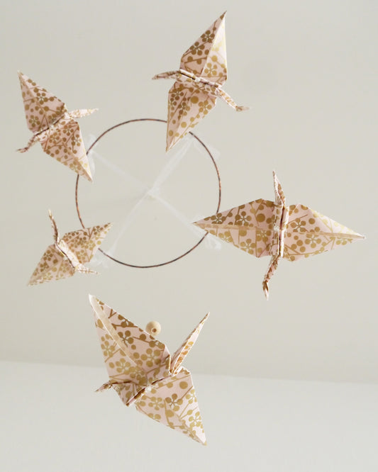 Mobile bébé origami - Spirale de grues / Rose poudré & or
